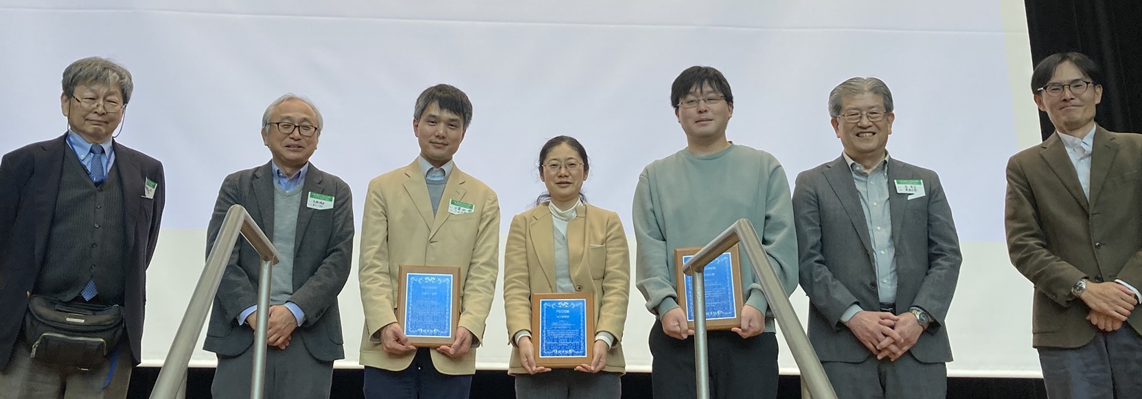 FEOS賞の授賞者と(真ん中が江口)