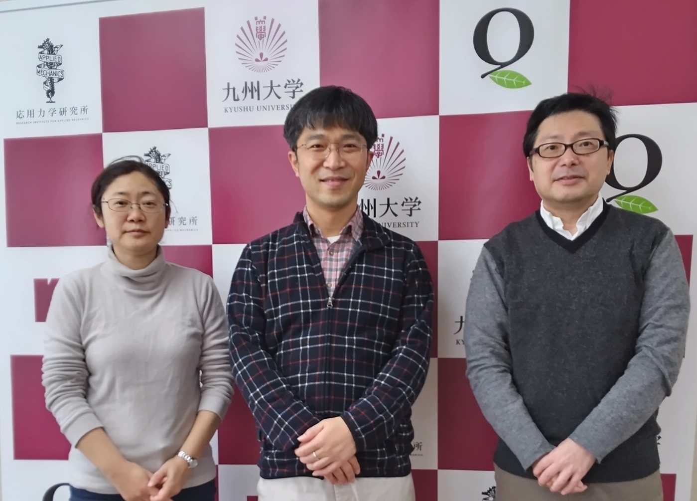 応用力学研究所の寒川所長より任命書を拝受しました。(右から寒川所長、Seok-Woo Son教授、江口)